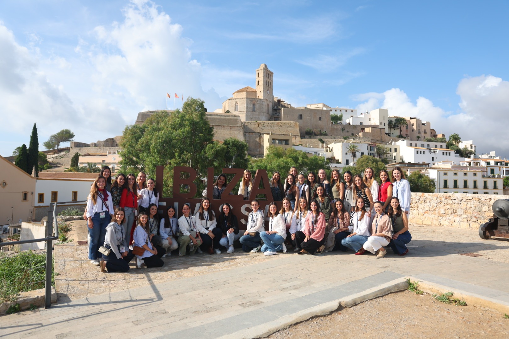 Les 74 candidates a Fallera Major de València gaudeixen d’una jornada de convivència a Eivissa