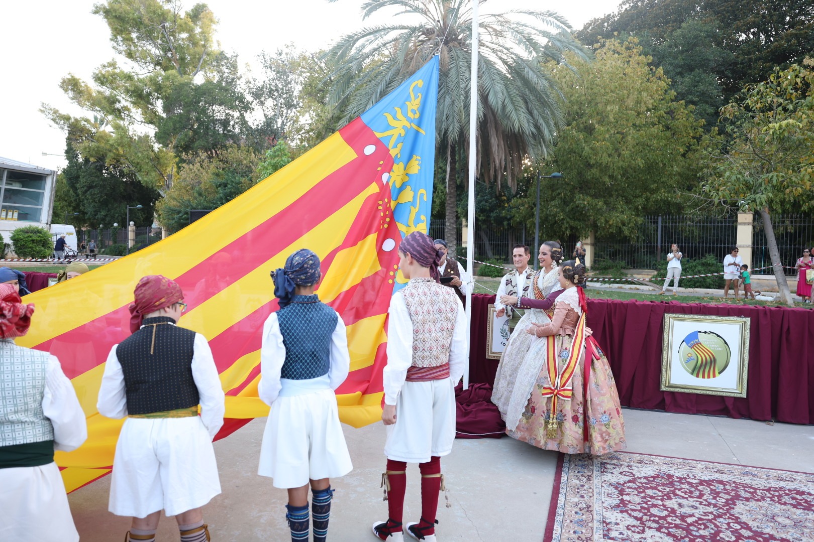 L’Agrupació Camins Al Grau ret homenatge a la Reial Senyera