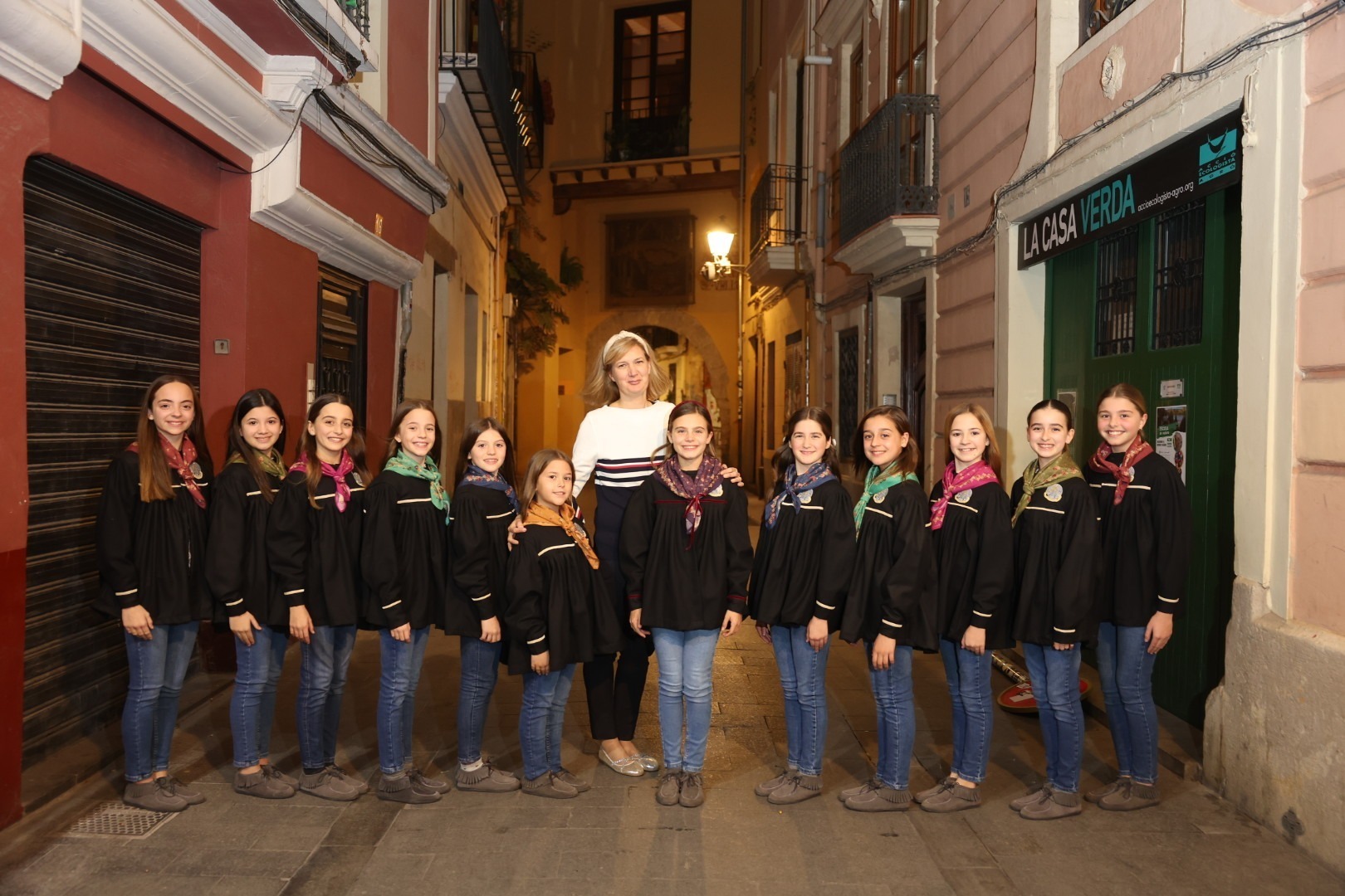 Marina García y su Corte de Honor reciben los blusones oficiales