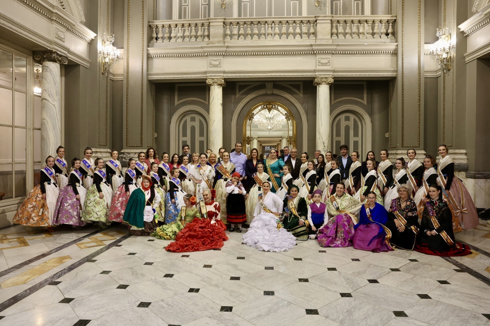 Recepció de les cases regionals al saló de cristal de l´ajuntament