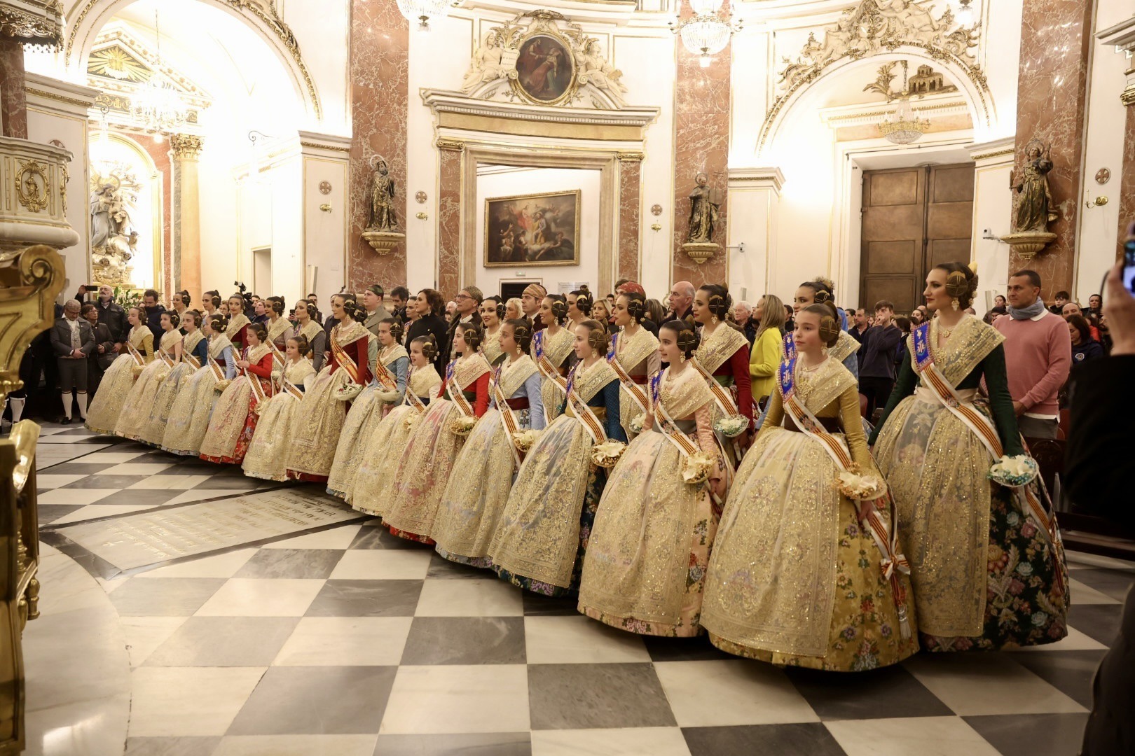 Ofrenda a la Virgen de los Desamparado tras la Crida