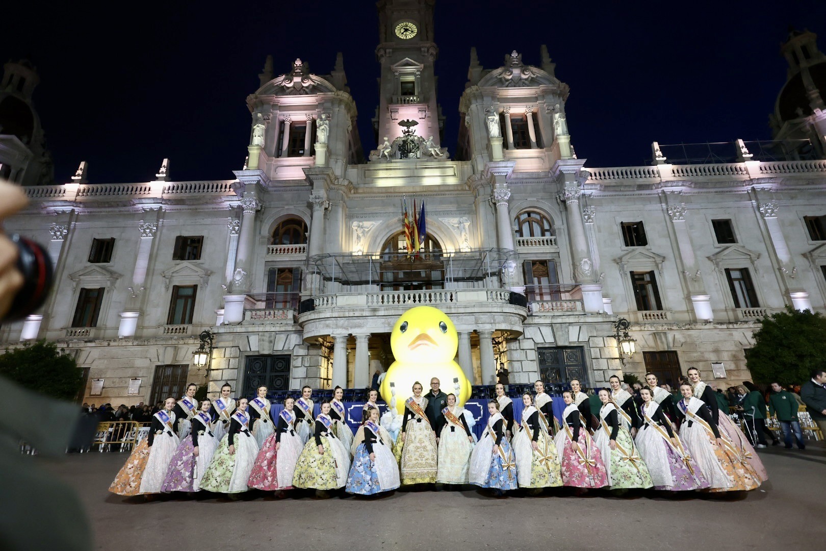 La Cabalgata del Ninot inunda las calles de Valencia