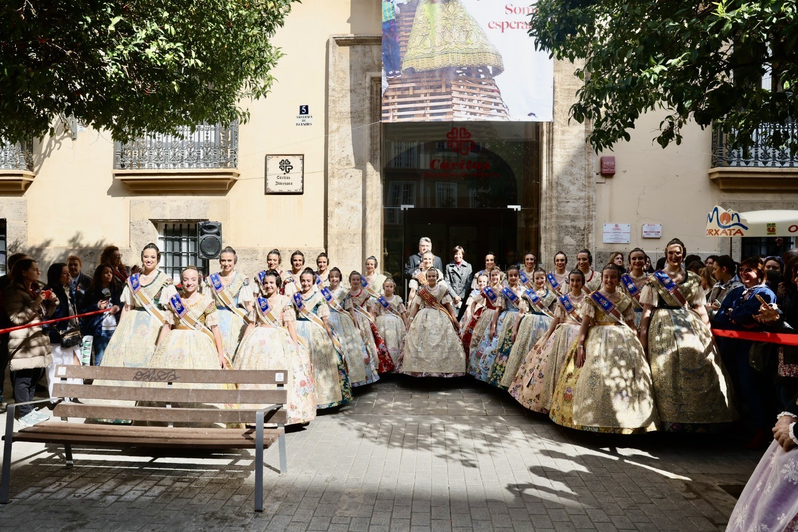 Cáritas Valencia recibe a las Falleras Mayores de Valencia y sus Cortes de Honor