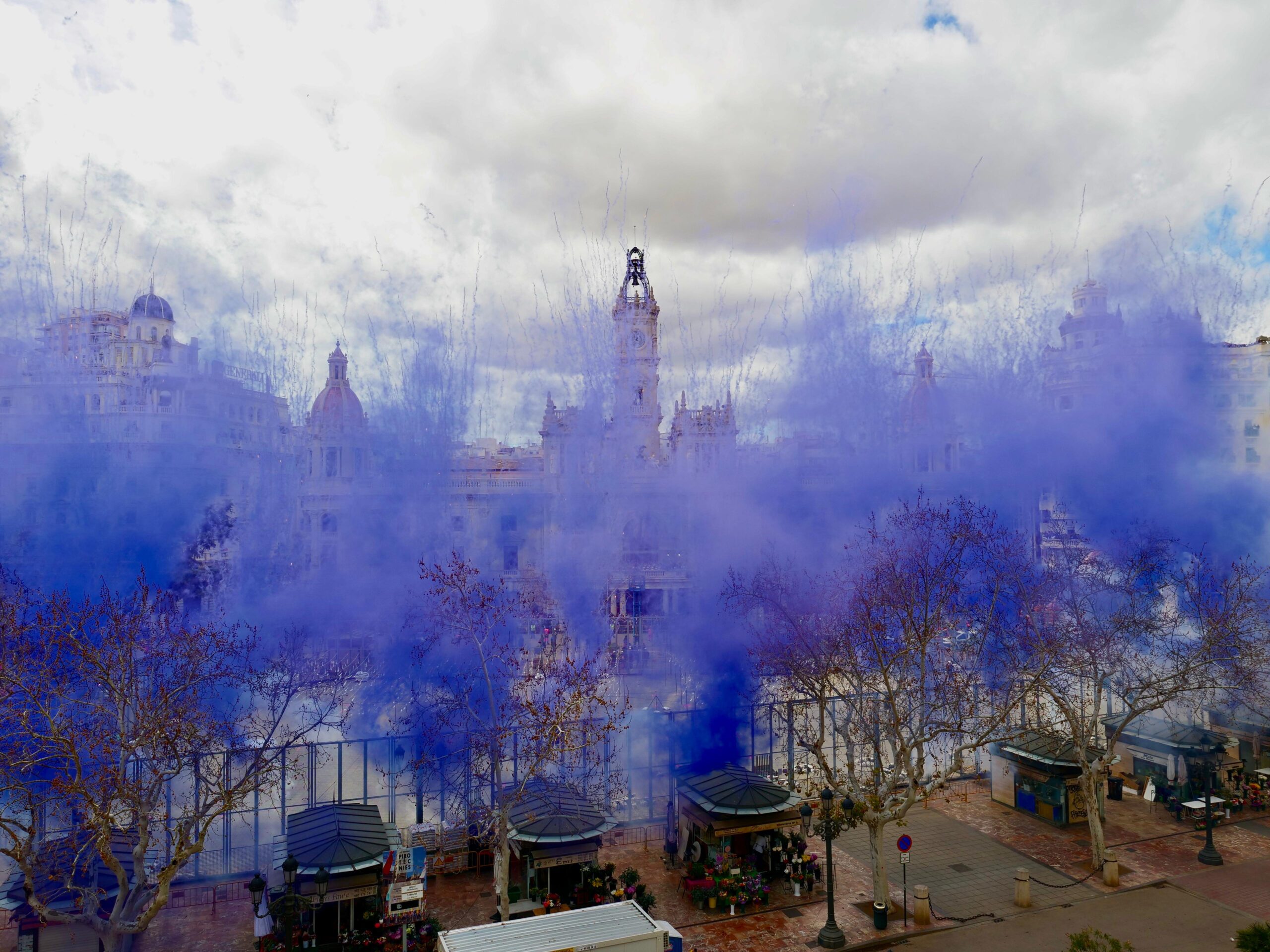 Reyes Martí pinta de morado el cielo de Valencia