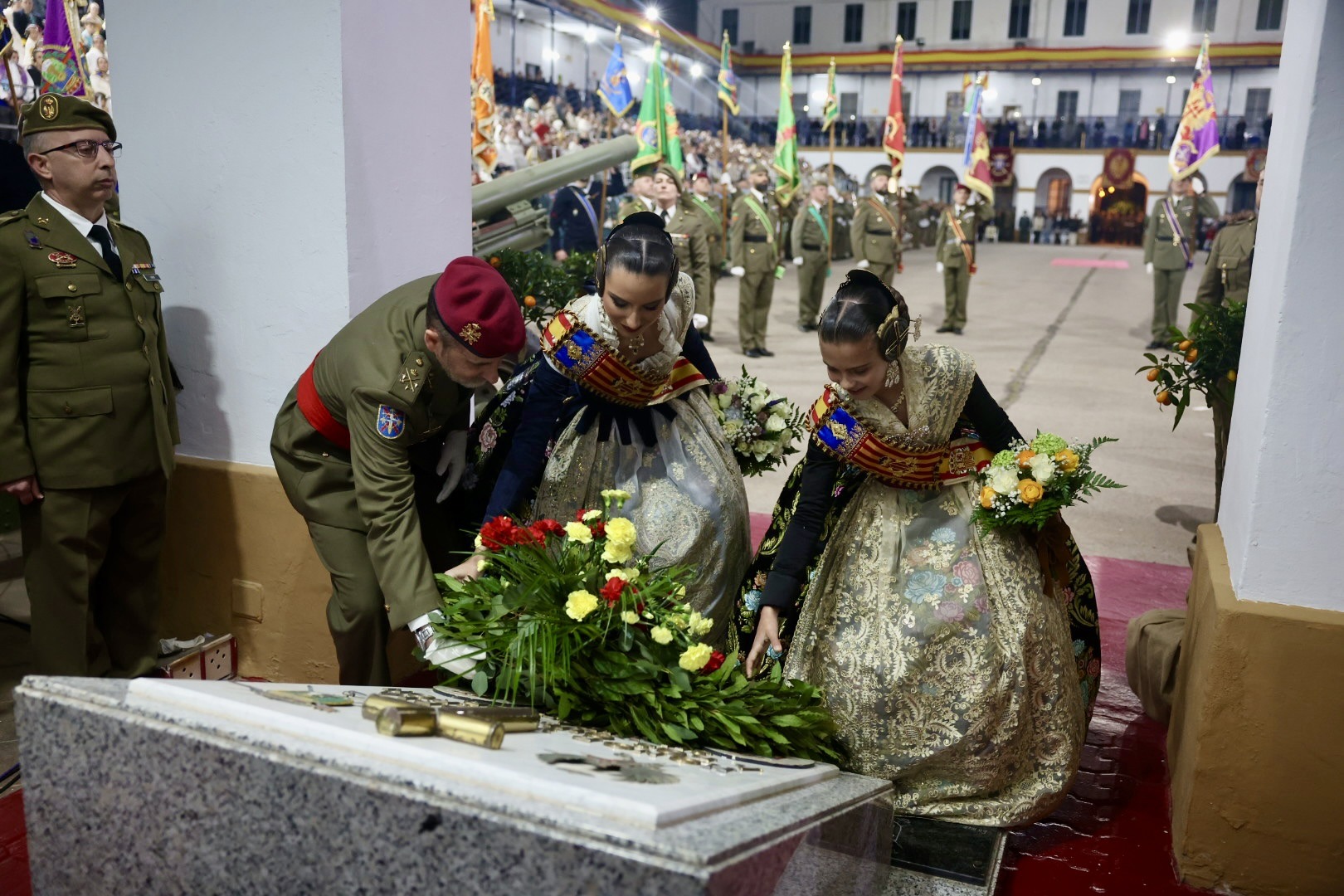 Les Falla de les Forces Armades ret homenatge al poble valencià en la seua XXXV edició.