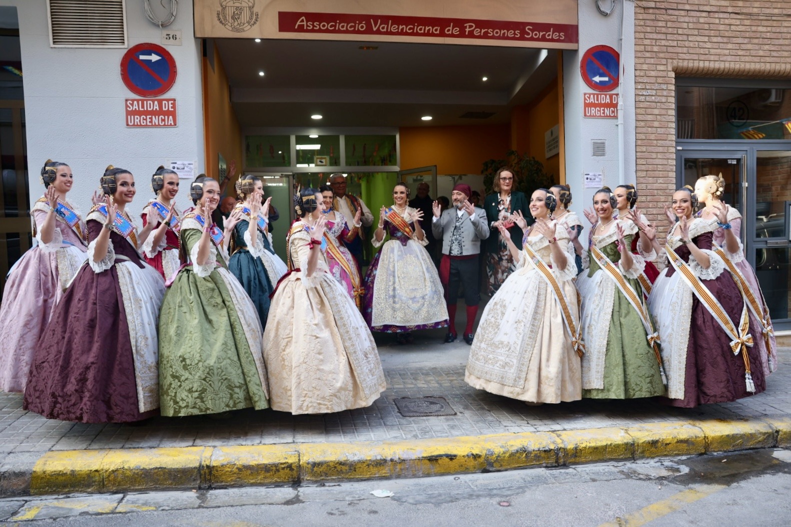 La Fallera Major de València i la Cort d’Honor visiten l’Associació Valenciana de Persones Sordes