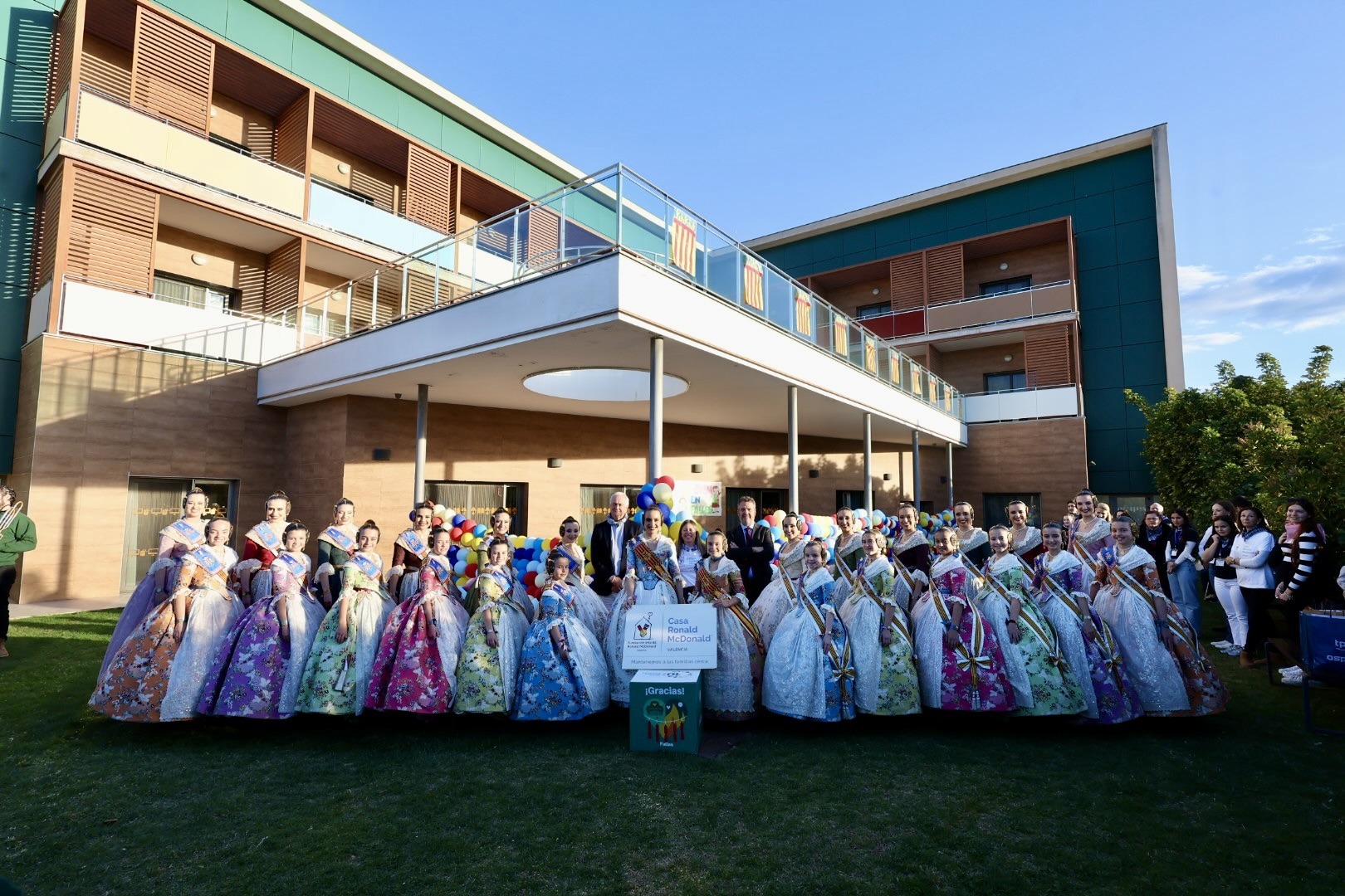 La Casa Ronald McDonald obri les seues portes a les Falleres Majors de València i Corts d’Honor