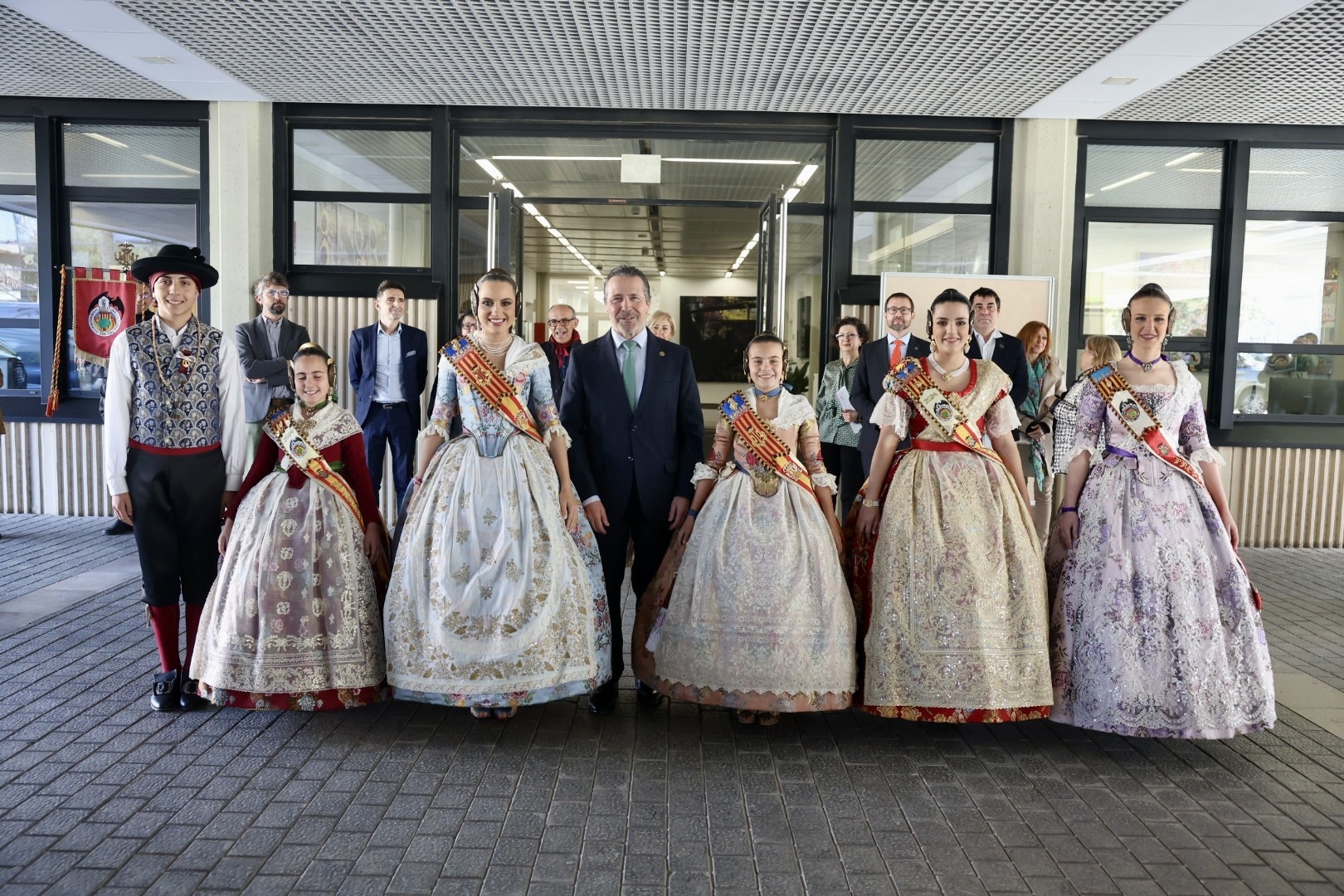 Las Falleras Mayores y sus Cortes de Honor visitan la UPV