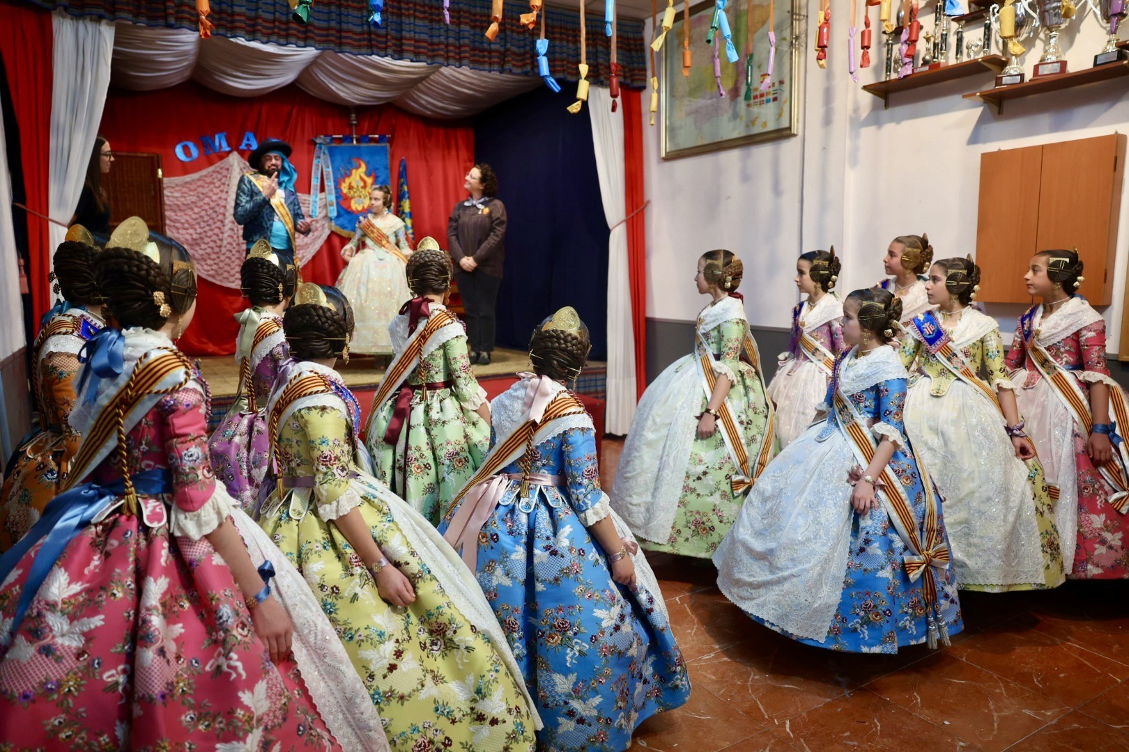 La Fallera Mayor Infantil de Valencia y la Corte de Honor visitan la Asociación Valenciana de Personas Sordas