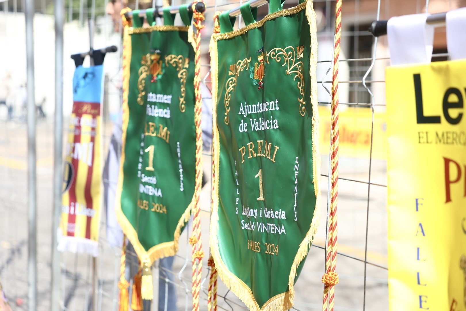 La Fallera Mayor Infantil de Valencia y su Corte de Honor visitan los primeros premios de fallas