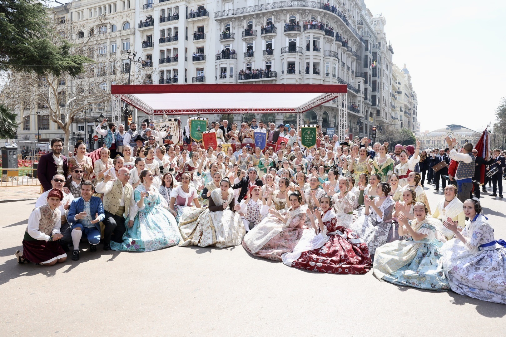 Las comisiones falleras recogen los premios de las Fallas 2024