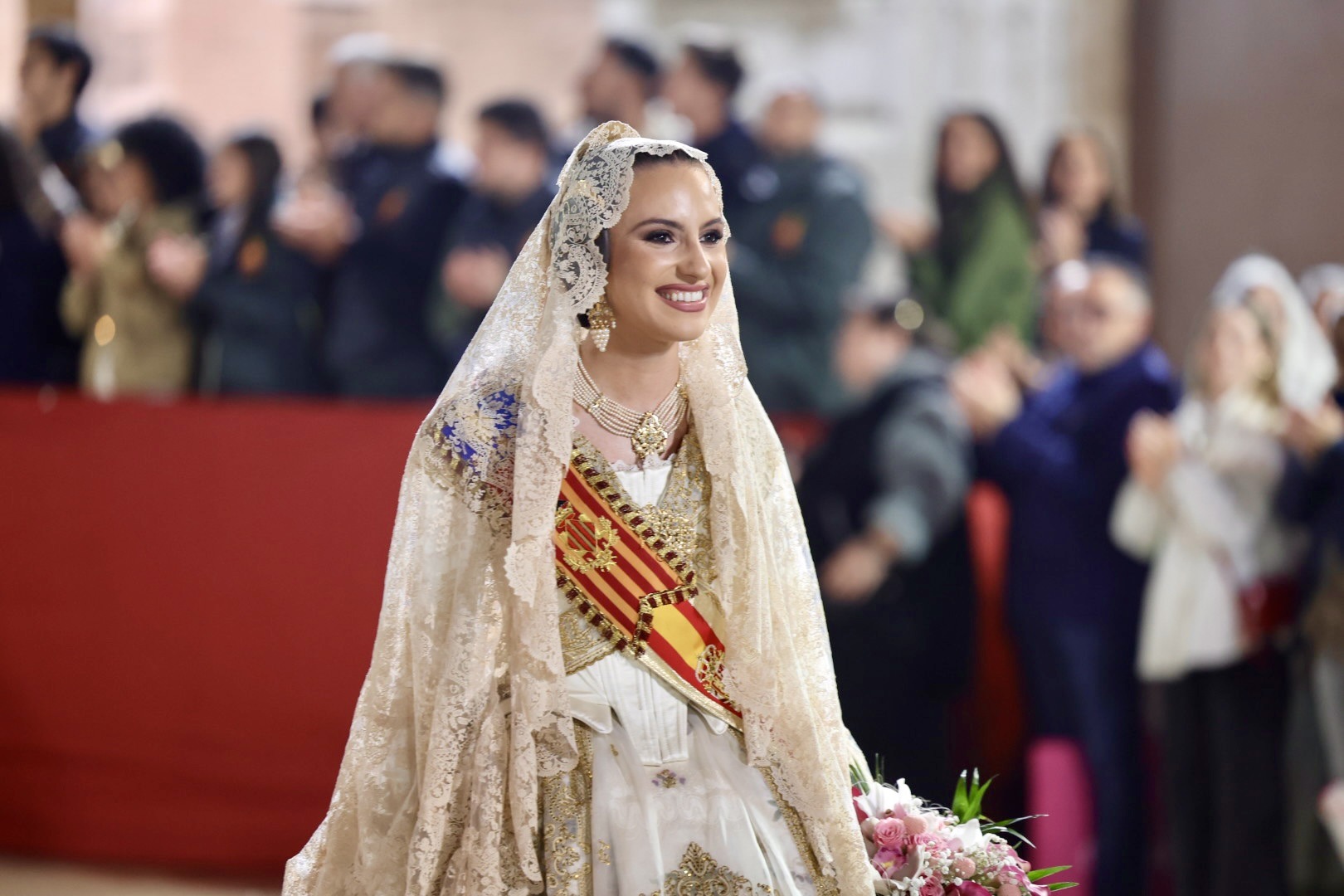 María Estela Arlandis i la seua Cort d’Honor posen el fermall d’or a l’Ofrena de les Falles 2024