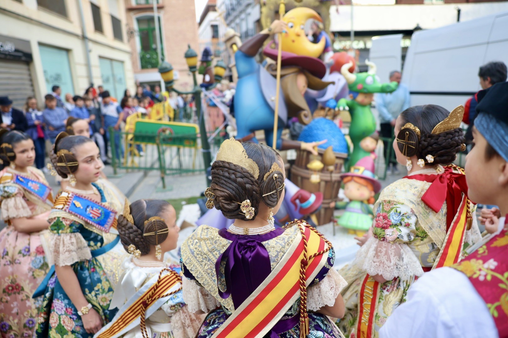 La Fallera Major Infantil de València i la seua Cort d’Honor van de ‘ronda fallera’