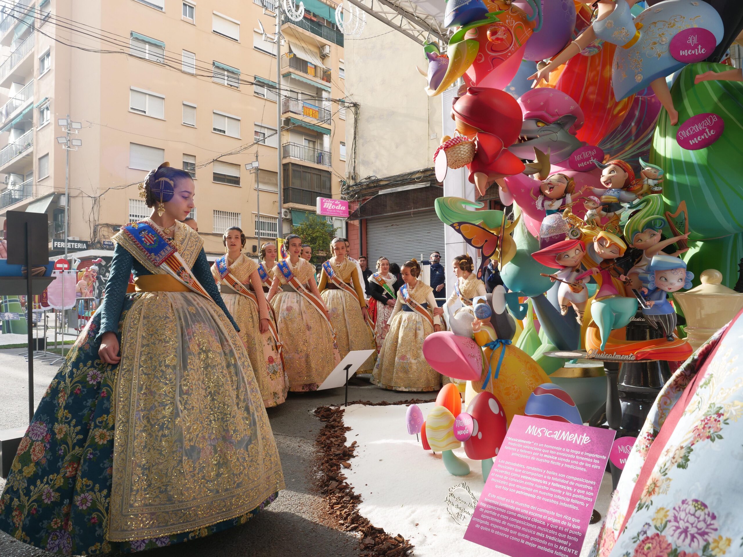 Marina y su Corte de Honor disfrutan de otra jornada de ronda fallera y de visita a la Ofrenda