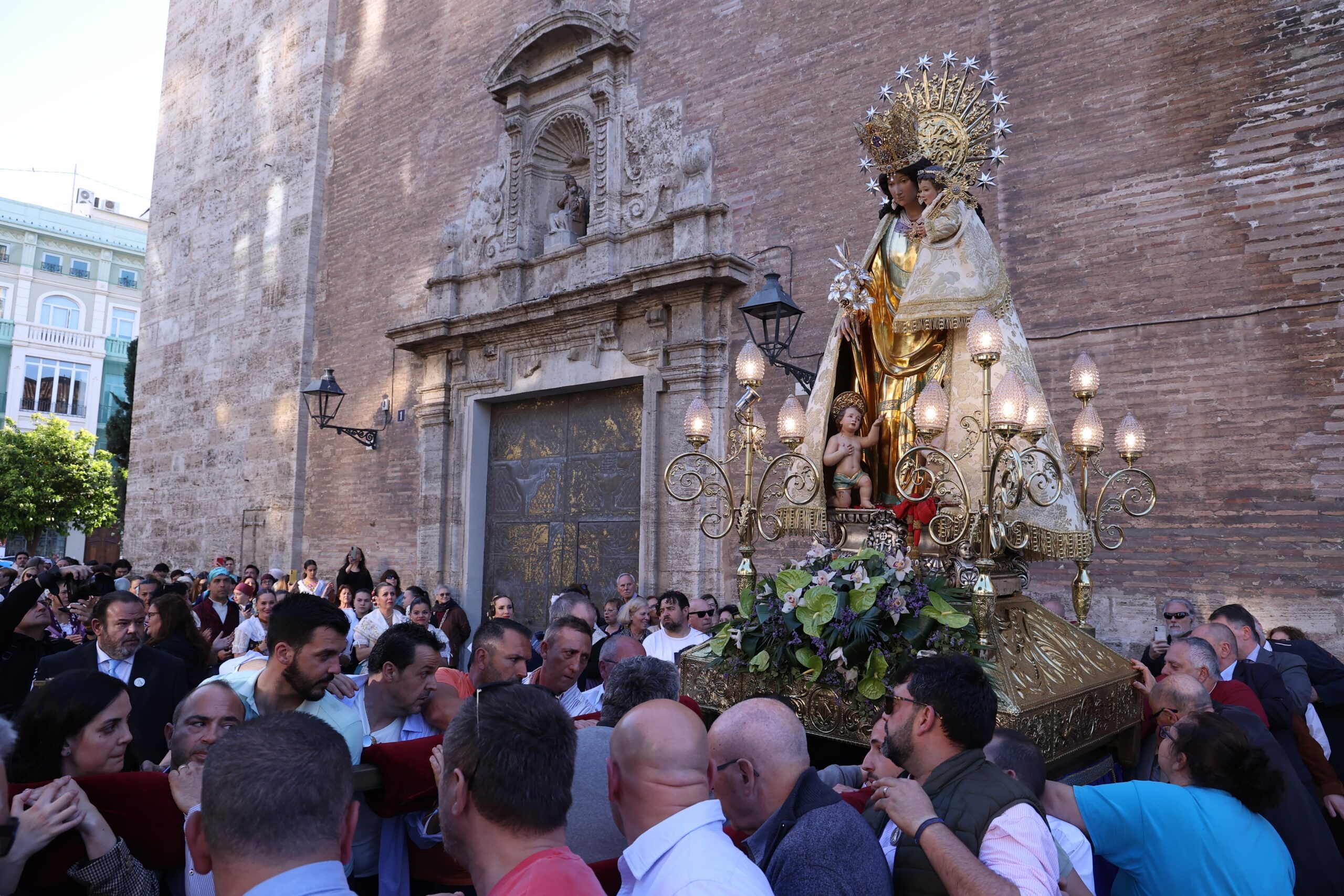 La imagen Peregrina de la Virgen de los Desamparados visita el Marítimo