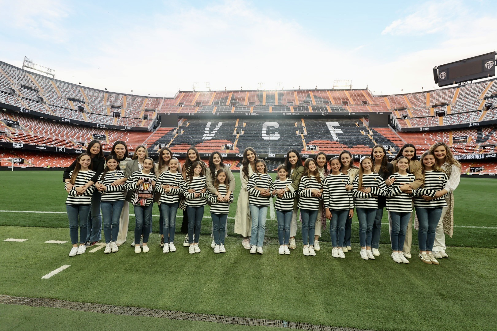 Futbol de primera a Mestalla per a les Falleres Majors de València i les seues Corts d’Honor