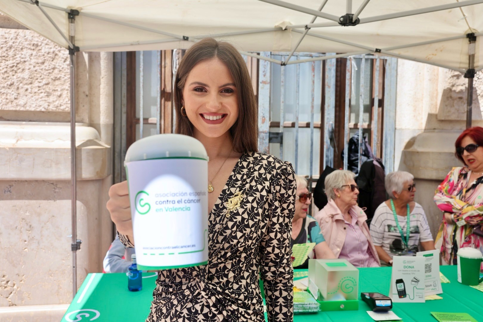 El mundo fallero colabora con la Asociación Española Contra el Cáncer