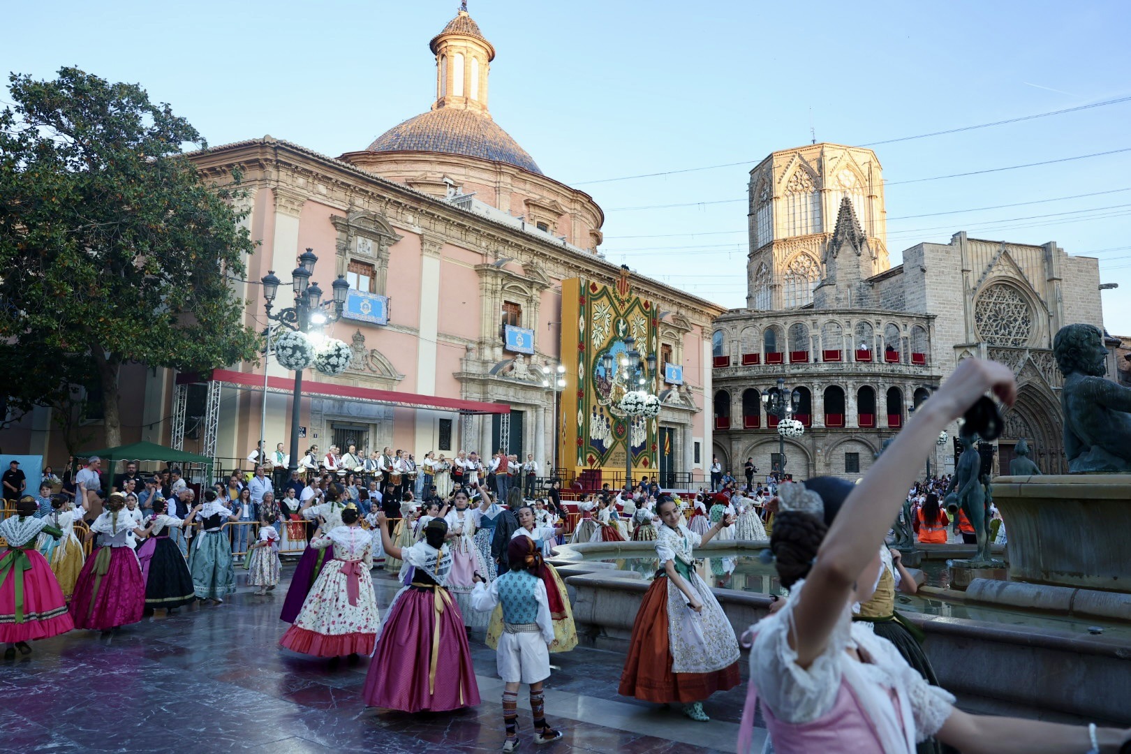 La Plaza de la Virgen acoge la Dansà Infantil de las Fallas