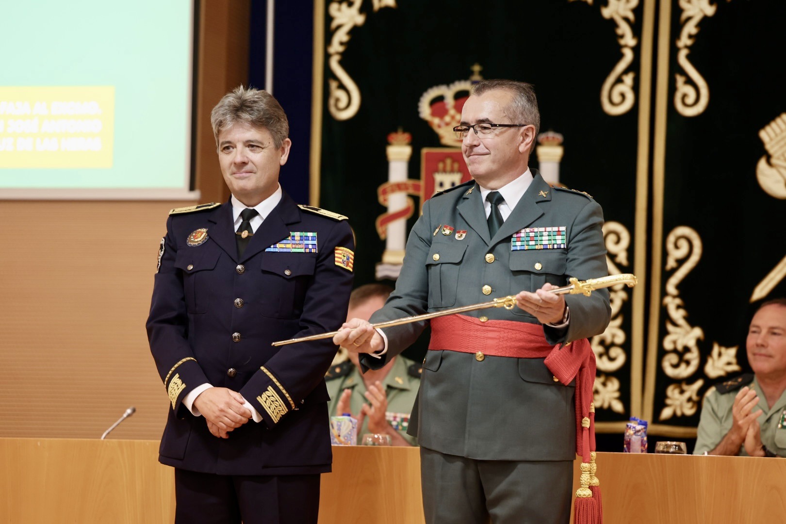 María Estela Arlandis present en la imposició de faixa al general de brigada Fernández de Luz