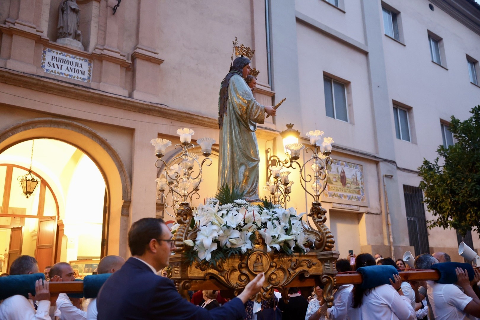 Marina García i la seua Cort d’Honor processionen en honor a Maria Auxiliadora