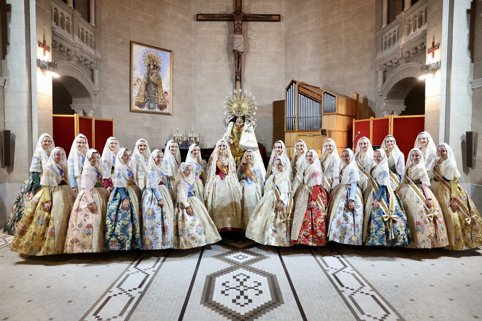 Las FFMMV y sus Cortes de Honor realizan el tradicional Besamanos a la Virgen de los Desamparados