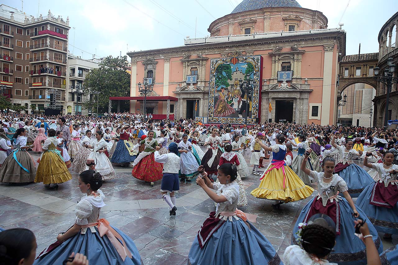 La Plaza de la Virgen acoge la dansà infantil