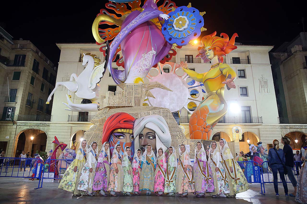 Las Falleras Mayores de Valencia ya están en las Hogueras de Alicante