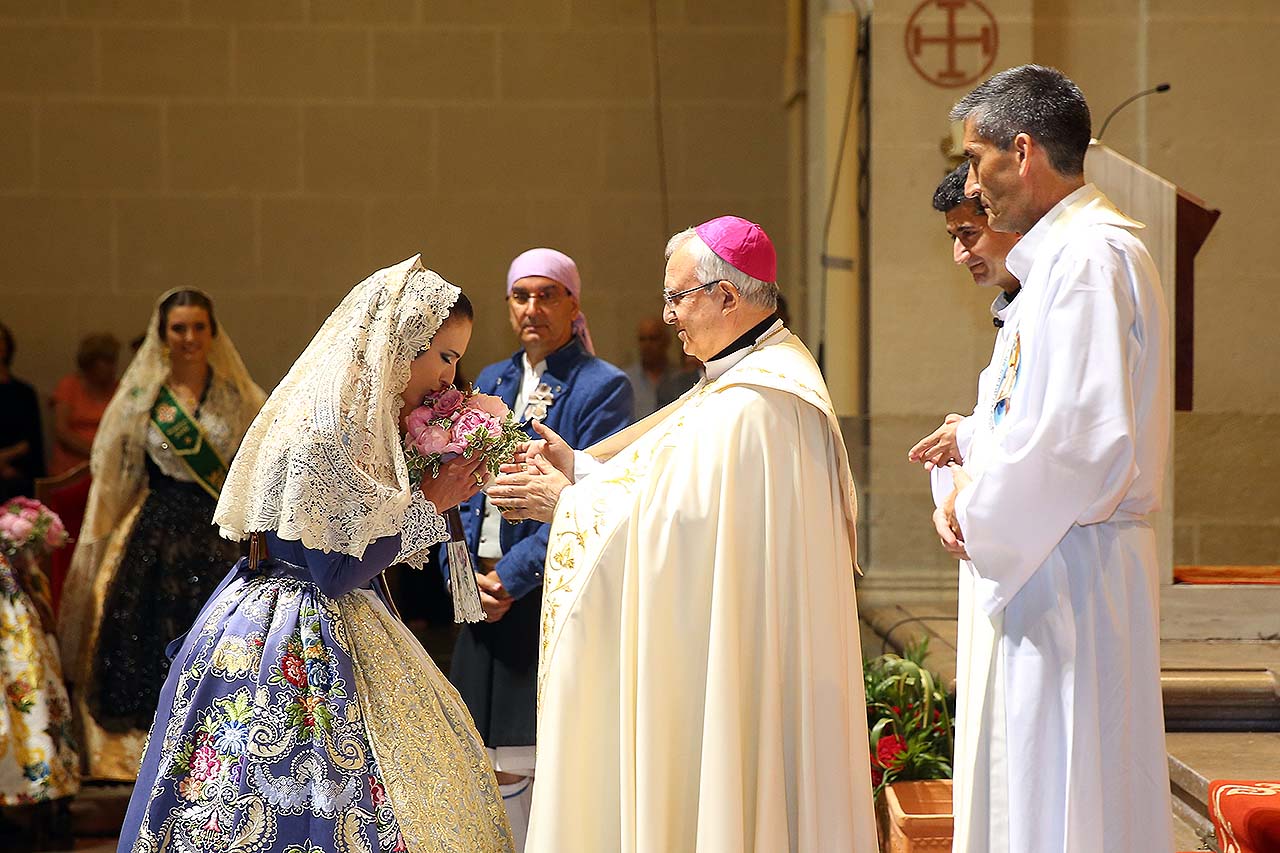 Alicia ofrenda a la Virgen del Remedio