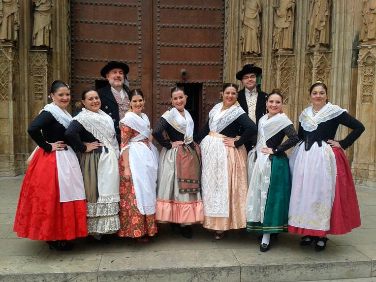 Jotas, boleros y fandangos llenan la Plaza de la Virgen