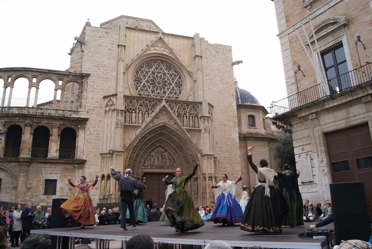 Los «Balls al Carrer» toman la Plaza de la Virgen