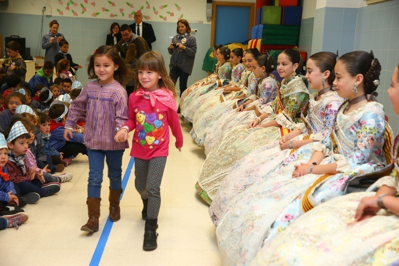 Clara i la seua cort visiten el col·legi Les Rondalles