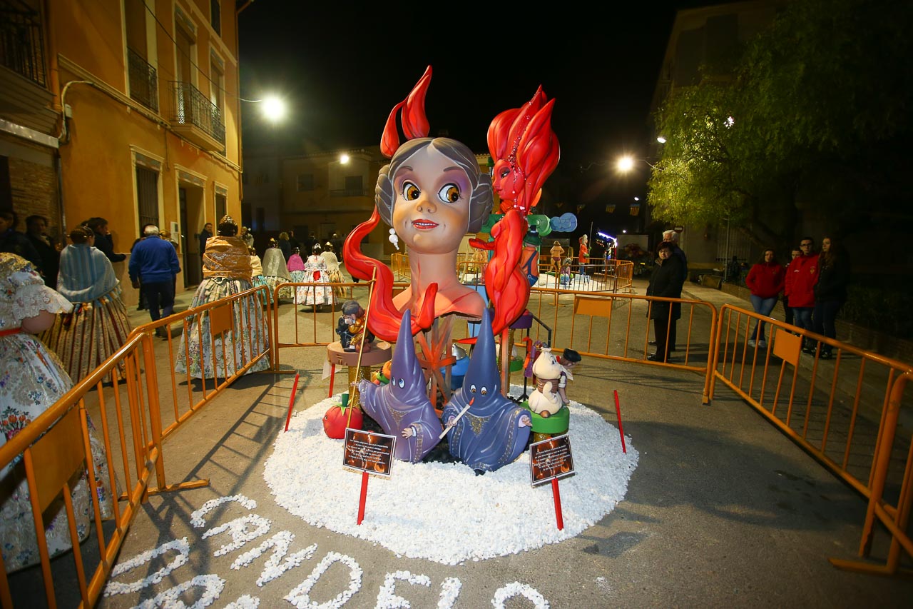 Montroi gaudeix de les seues Falles