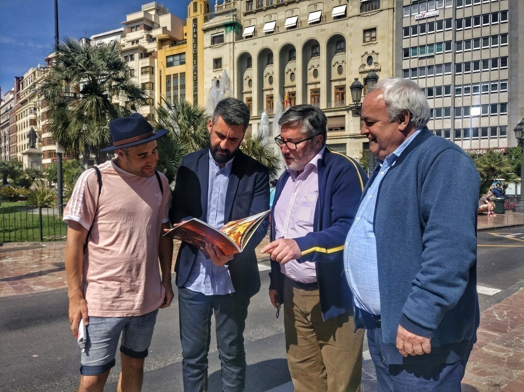 Okuda i Latorre i Sanz visiten la Plaça de l’Ajuntament