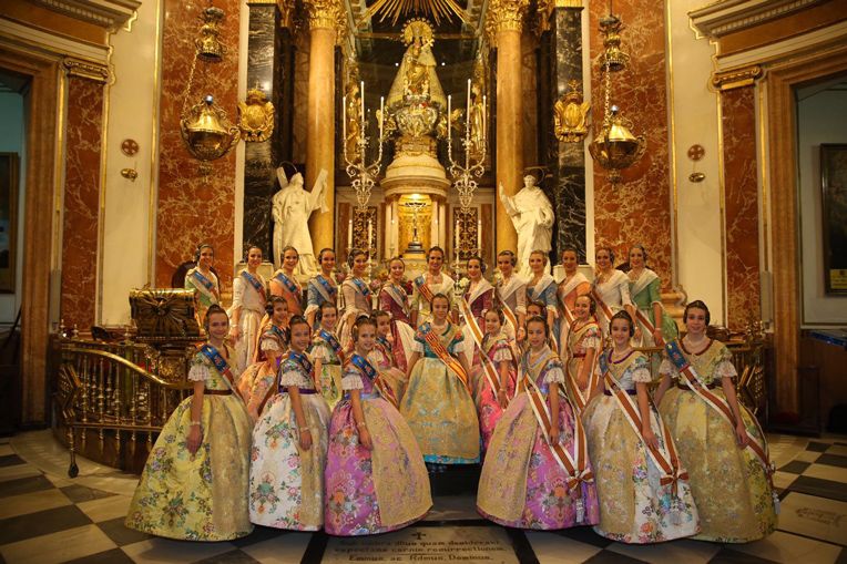 Las Falleras Mayores de Valencia visitan a la Virgen de los Desamparados