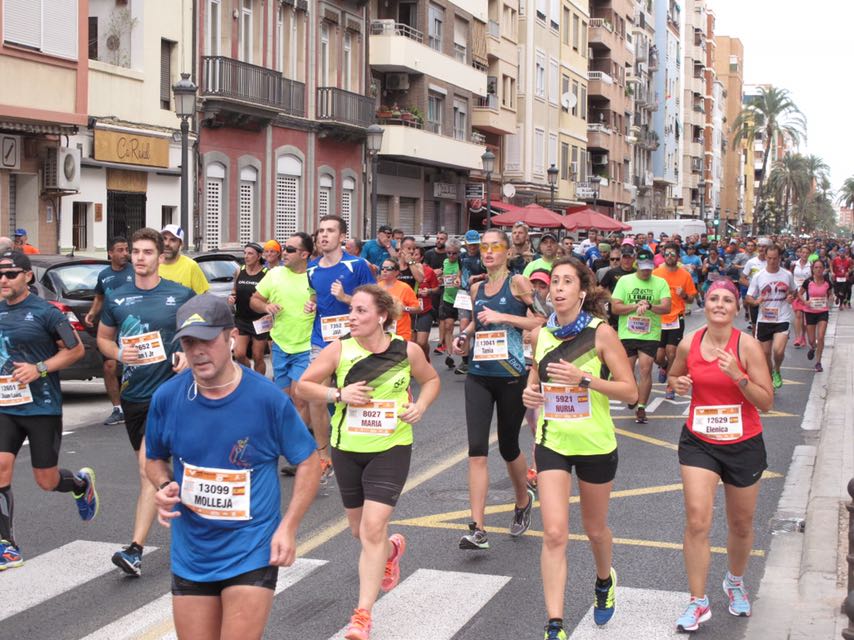 Els fallers animen en la Mitja Marató