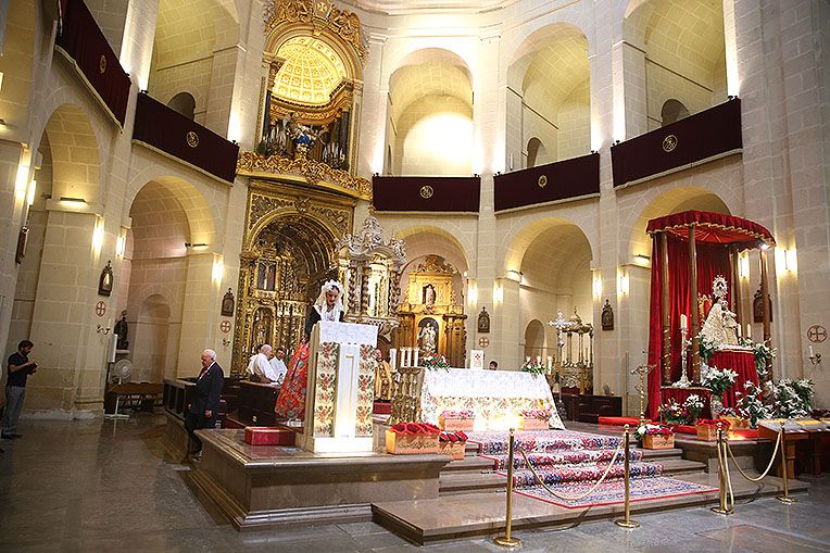 Les Falleres Majors de València presentes en la missa de Sant Joan