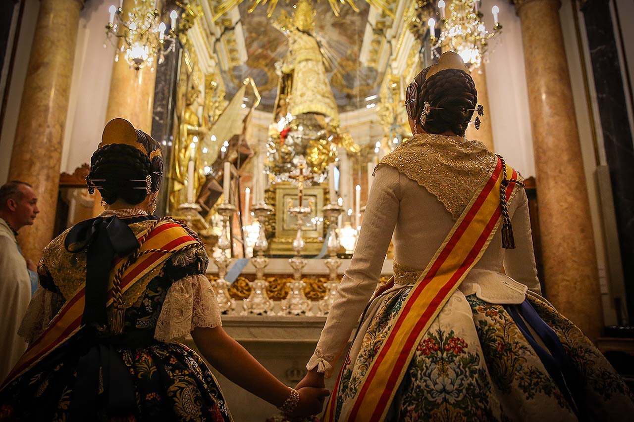 Les Falleres Majors de València visiten a la Mare de Déu