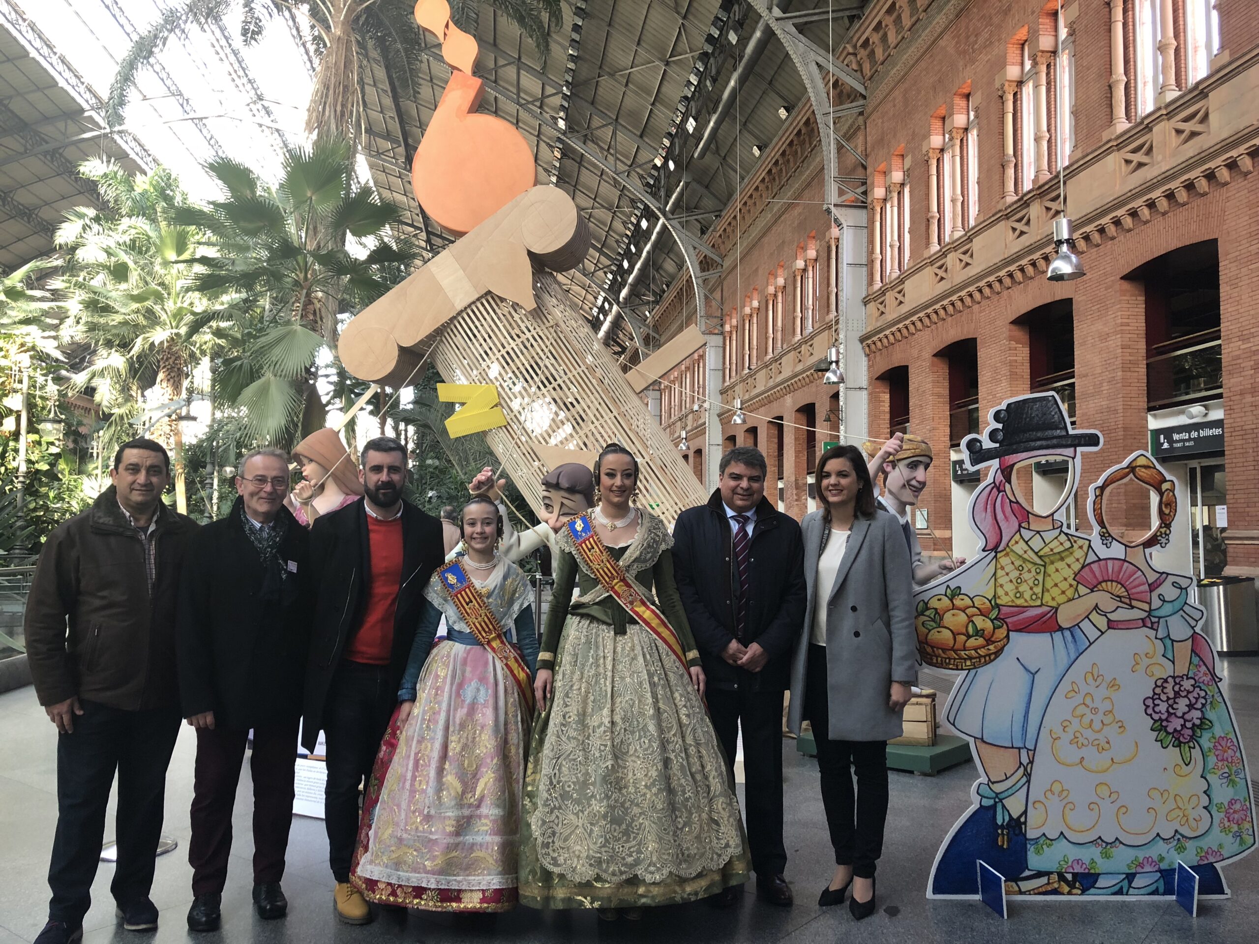 València planta una falla en la estación de Atocha de Madrid