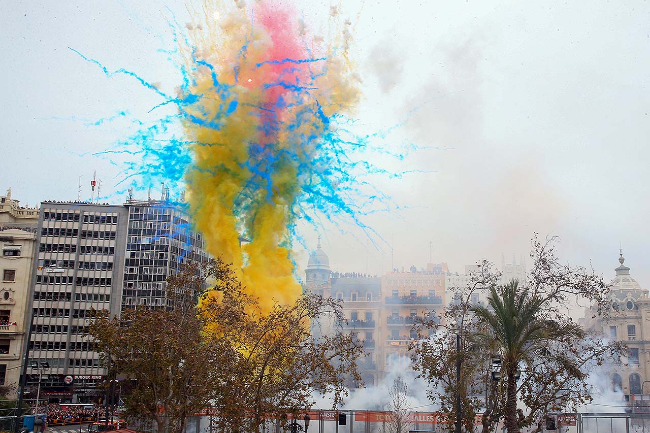 El color puebla el cielo de la Plaza del Ayuntamiento