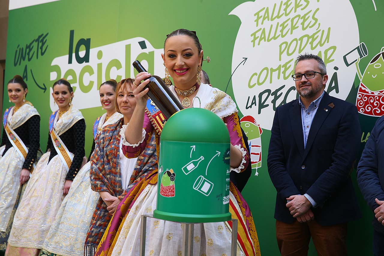 Más de 300 comisiones falleras se unen a “La Reciclà”