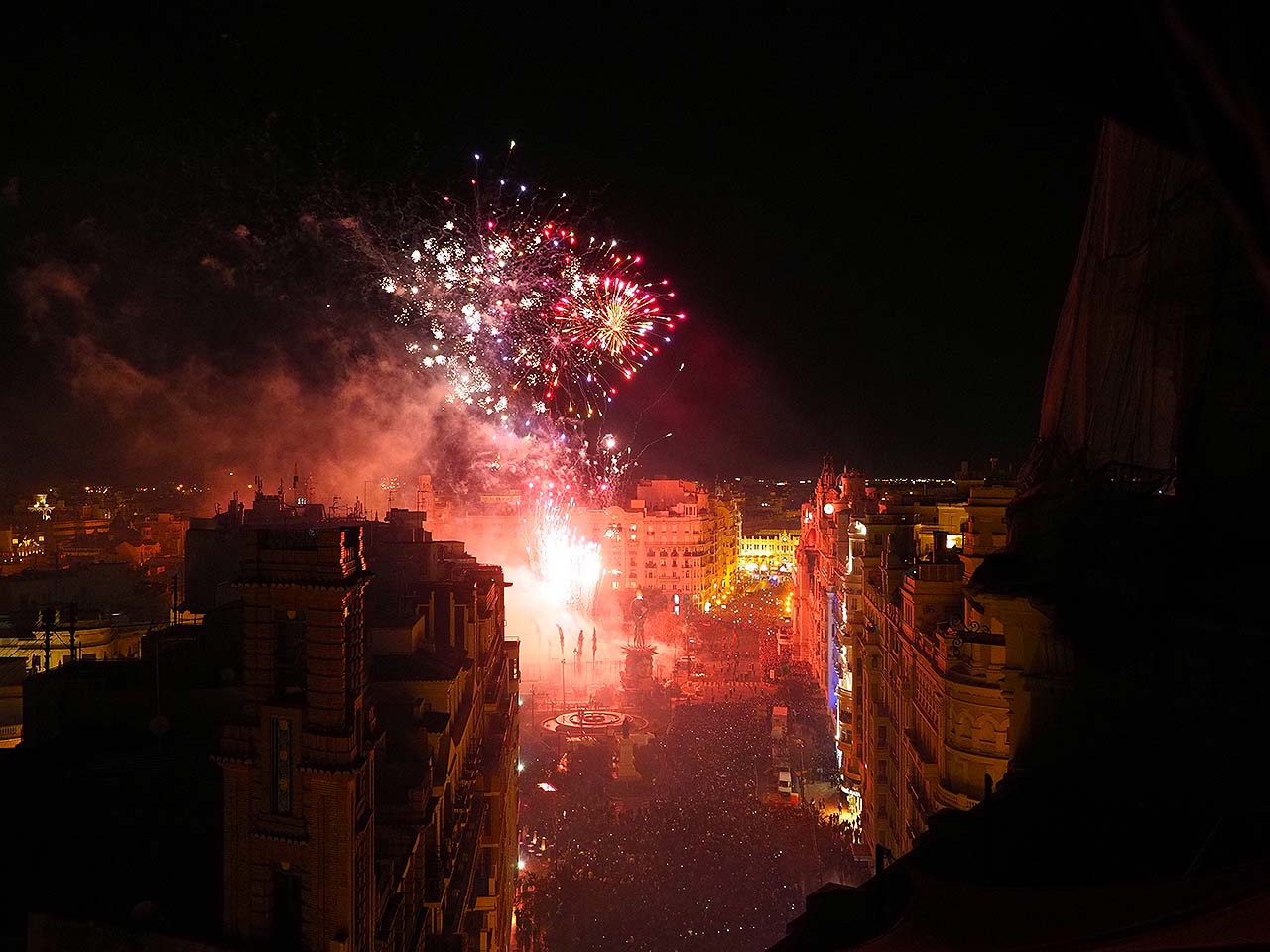 El cielo de València se ilumina durante la Nit de l’Albà