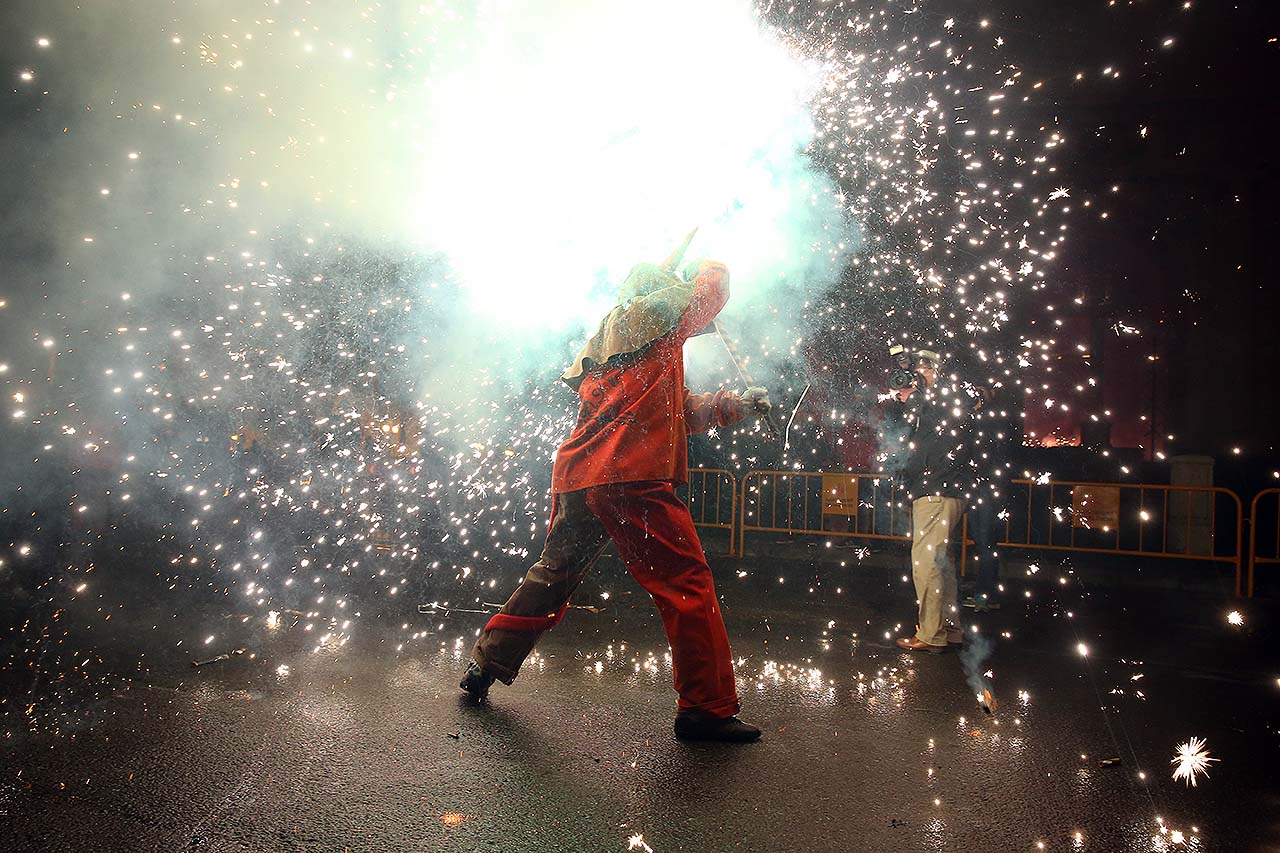 Ni la pluja ni el vent van detindre l’avanç del foc