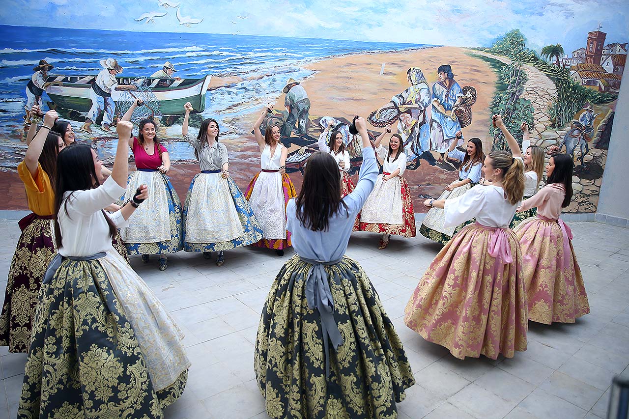 Las Falleras Mayores y las Cortes de Honor aprenden la dansà