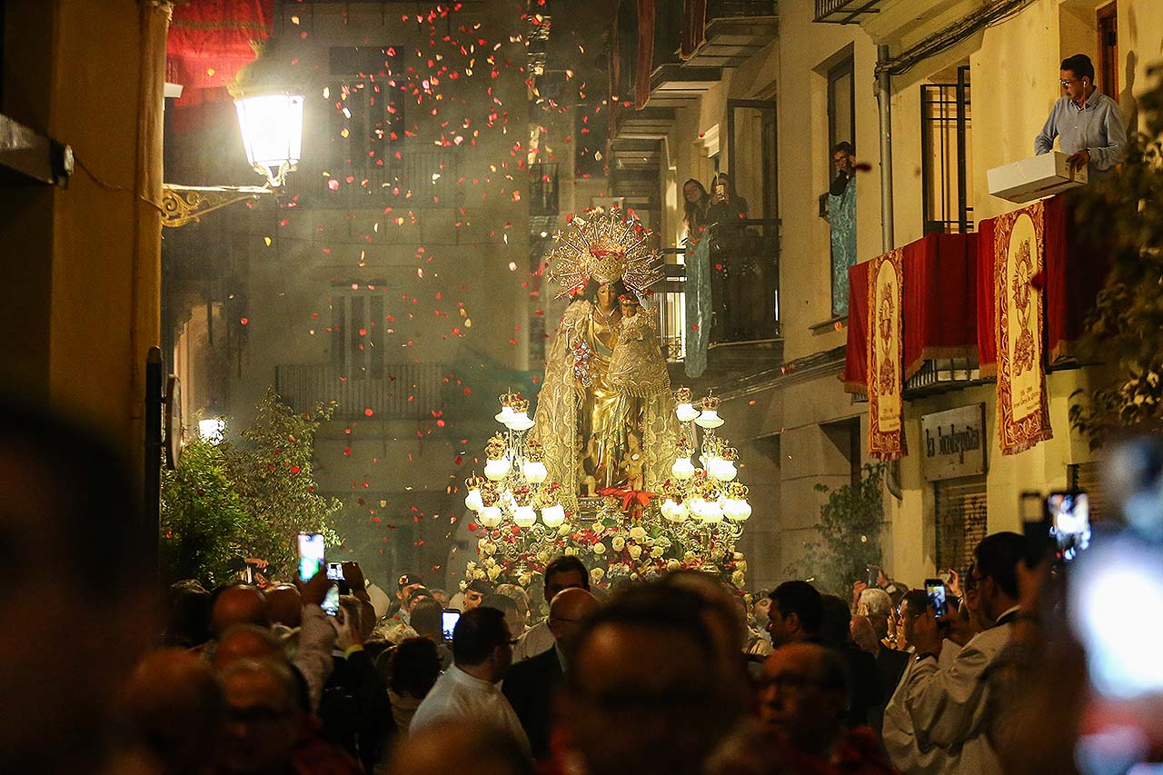 Las fallas participan en el gran día de la patrona de València