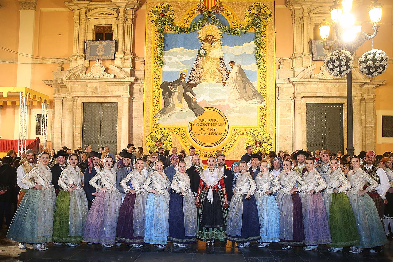 Las fallas llenan la Plaza de la Virgen con la dansà