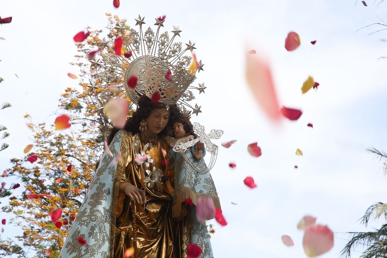 Ofrenda de flores y frutos a nuestra Patrona en el Cottolengo