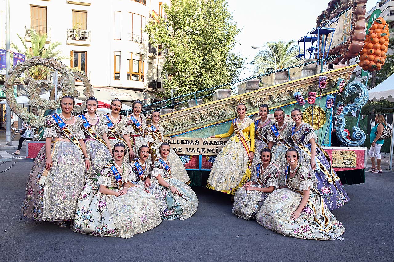 Alacant celebra la seua desfilada folklòrica