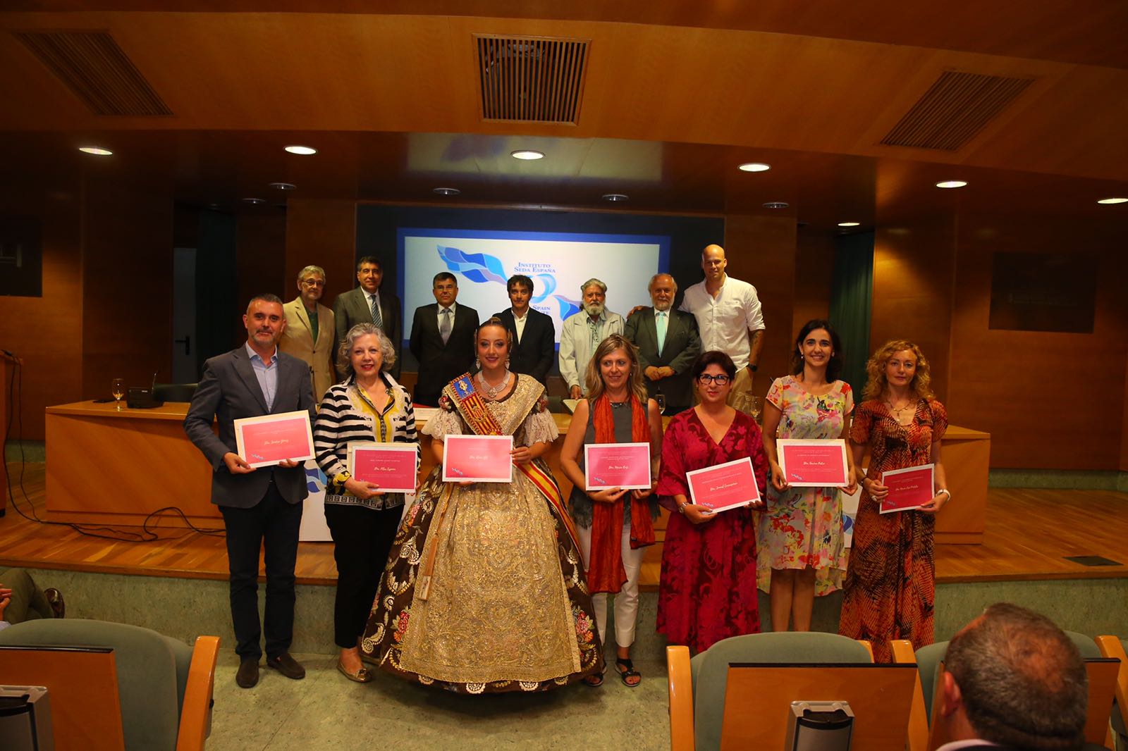 Rocío Gil recibió un diploma de honor por su apoyo a la seda valenciana