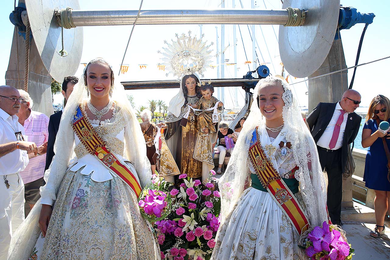 El mar recibe un año más la procesión a la Virgen del Carmen