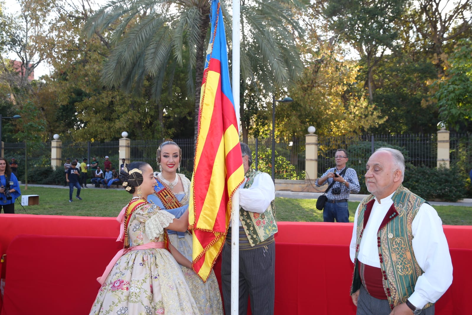 Las fallas de Camins al Grau homenajean a la Senyera